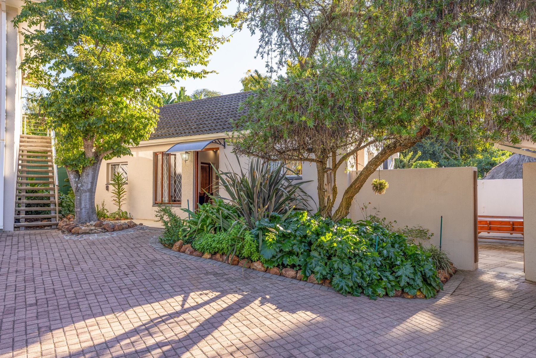 1.cottage_entrance.jpg Cottage entrance