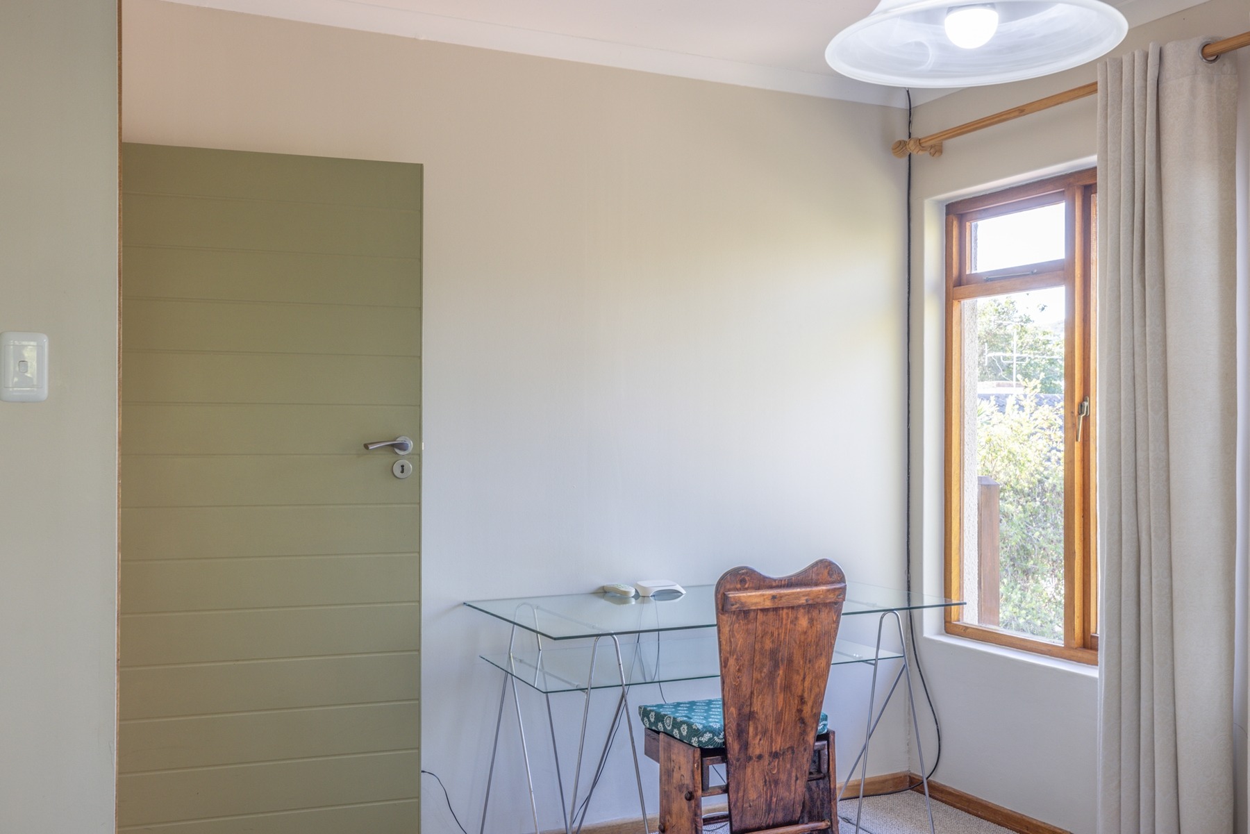 11.flatlet_bedroom_desk.jpg Flatlet bedroom desk