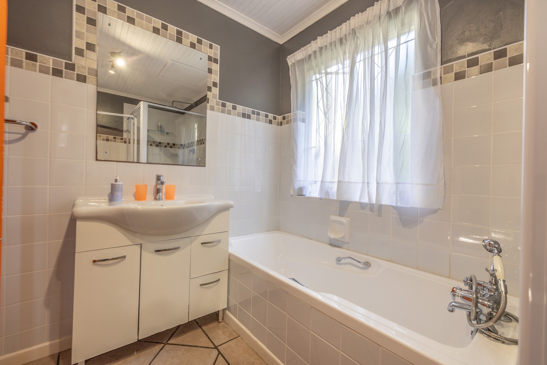 12._cottage_bathroom.jpg Cottage bathroom bath