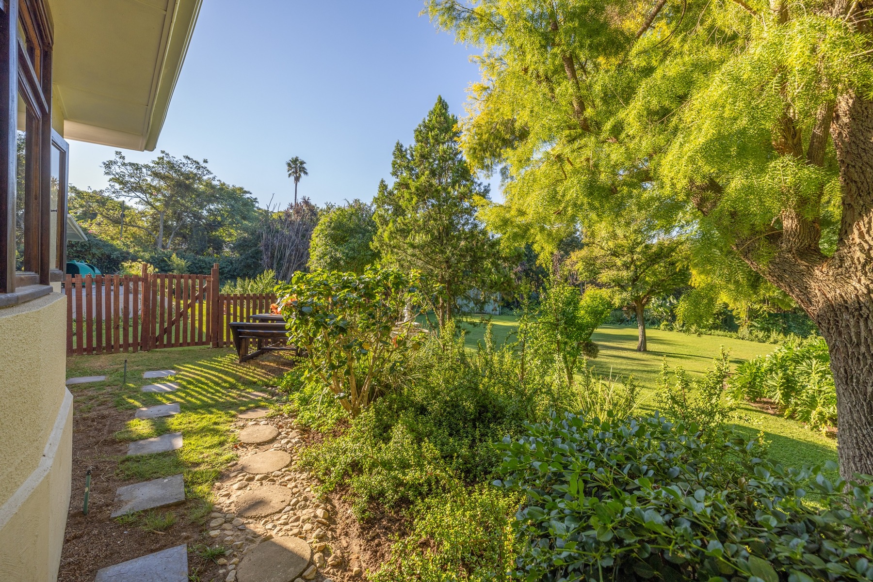 12.annexe_private_garden_and_access.jpg Annexe private garden and access