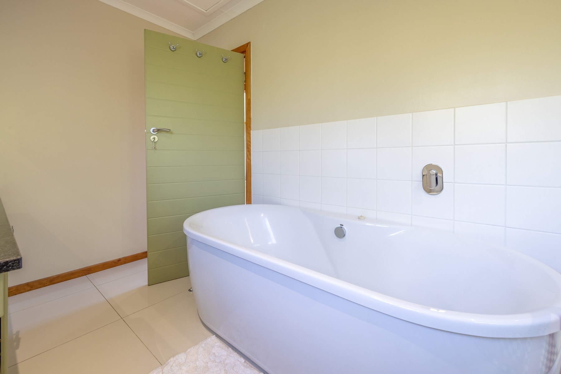 13.flatlet_bathroom.jpg Flatlet bathroom (bath view)