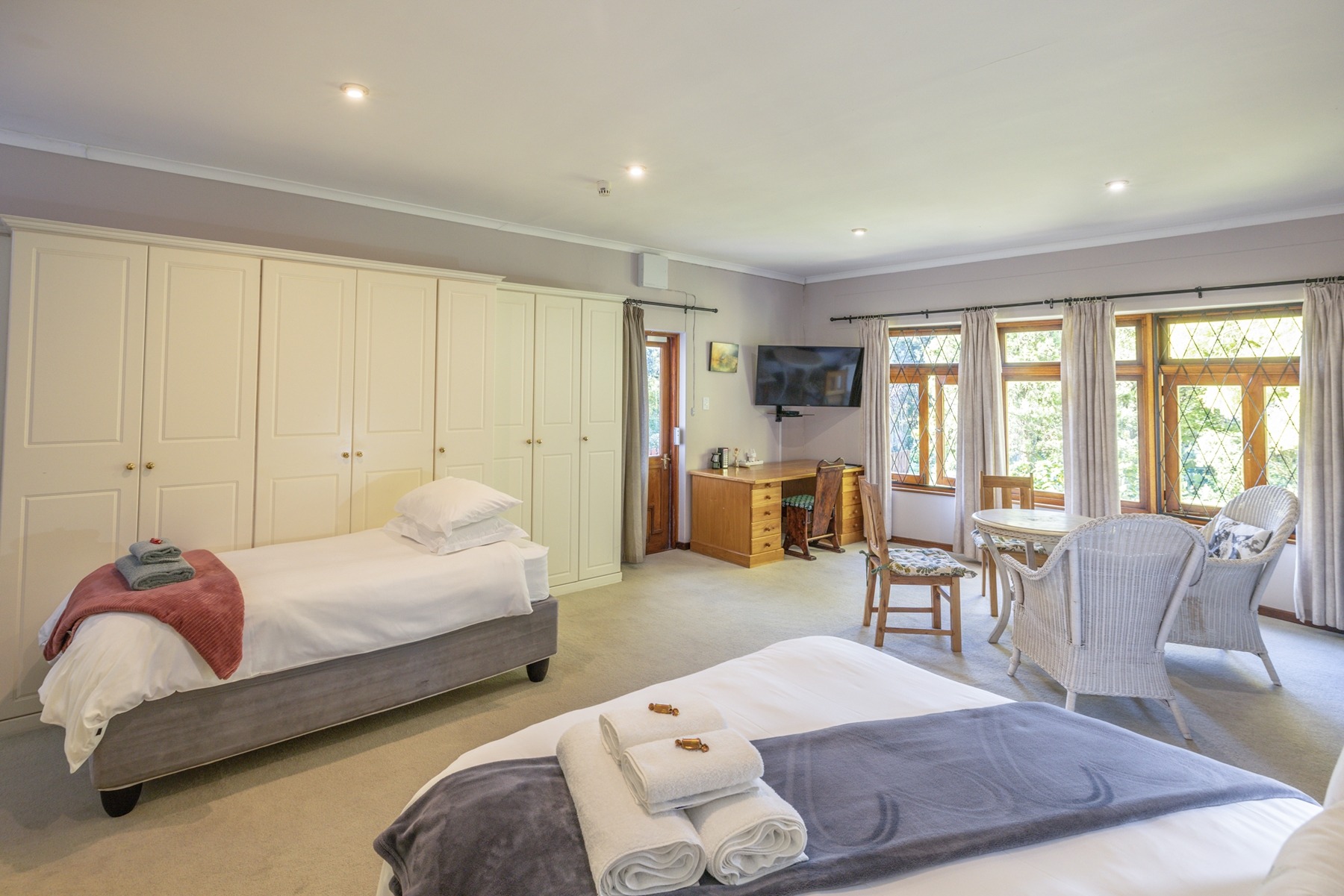 2.annexe_front_and_entrance.jpg Annexe front and entrance