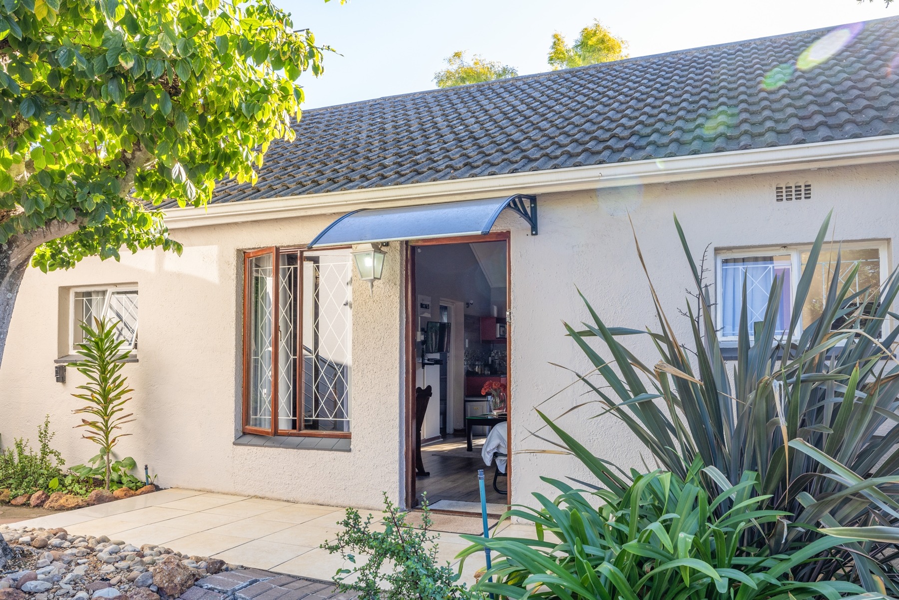 2.cottage_front_entrance.jpg Cottage front entrance