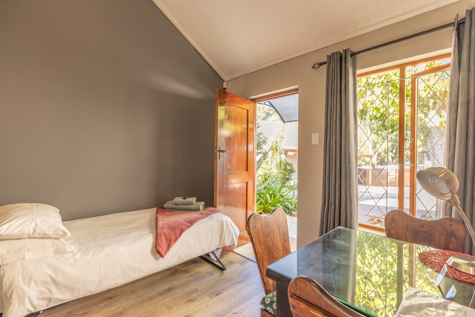 3.cottage_front_entrance_with_table_and_chairs.jpg Cottage front entrance with table and chairs