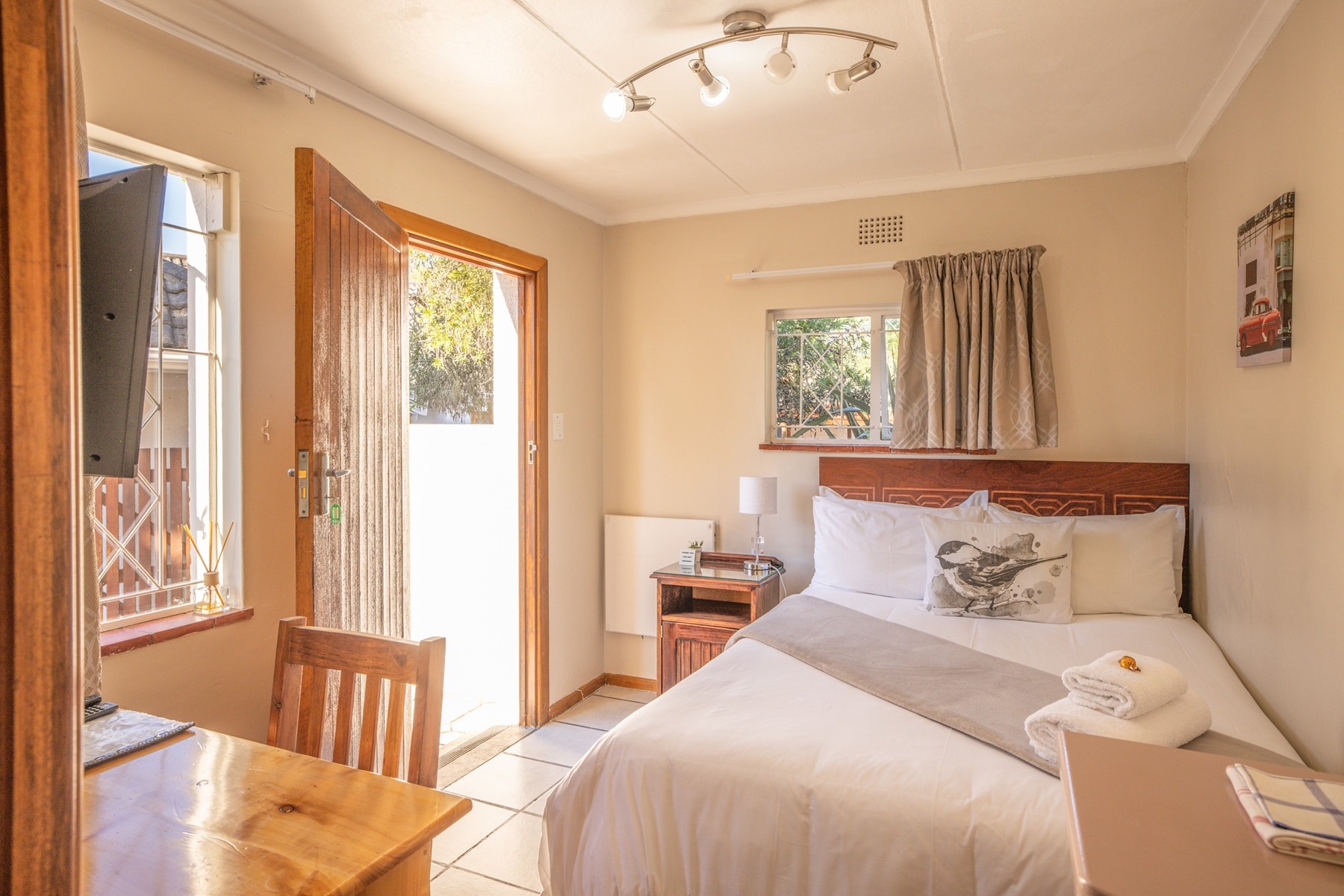 3.single_unit_entrance_and_double_bed.jpg Single unit entrance and double bed