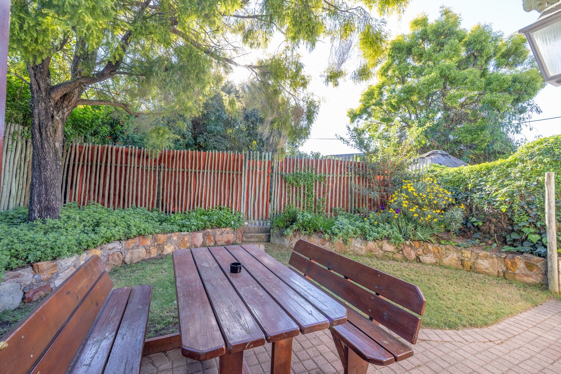 5.cottage_garden.jpg Cottage garden table