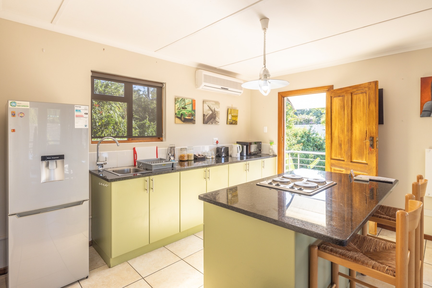 6.flatlet_kitchenette.jpg Flatlet kitchenette (side view)