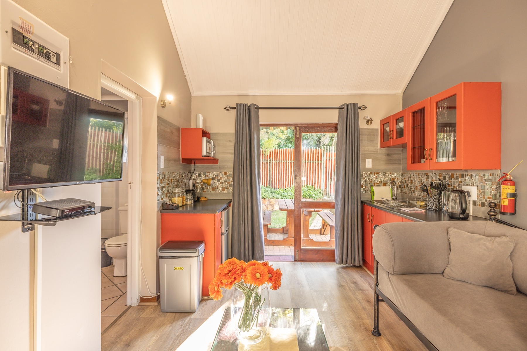 7.cottage_lounge_and_kitchenette.jpg Cottage lounge and kitchenette