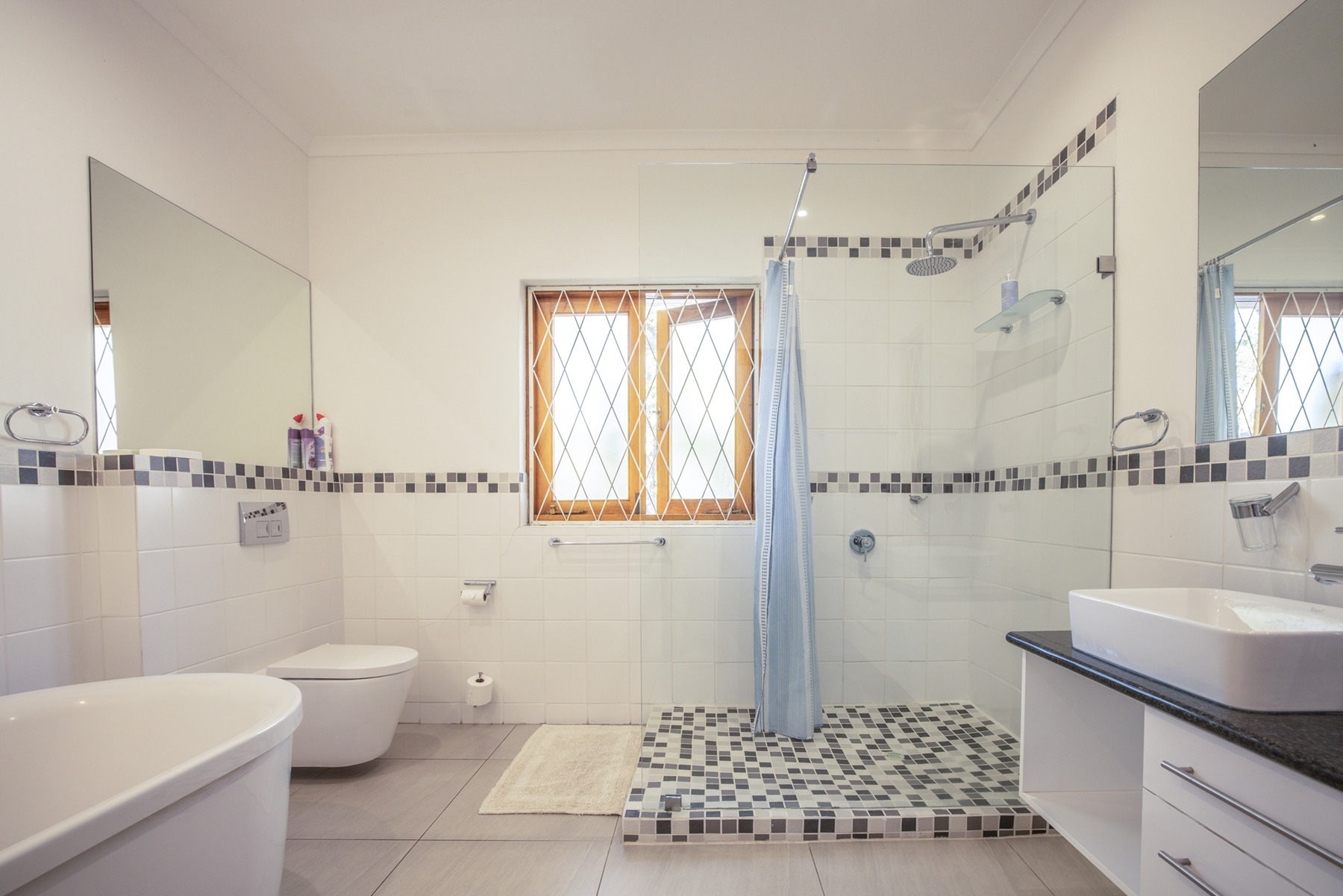 9.annexe_bathroom.jpg Annexe bathroom (shower)