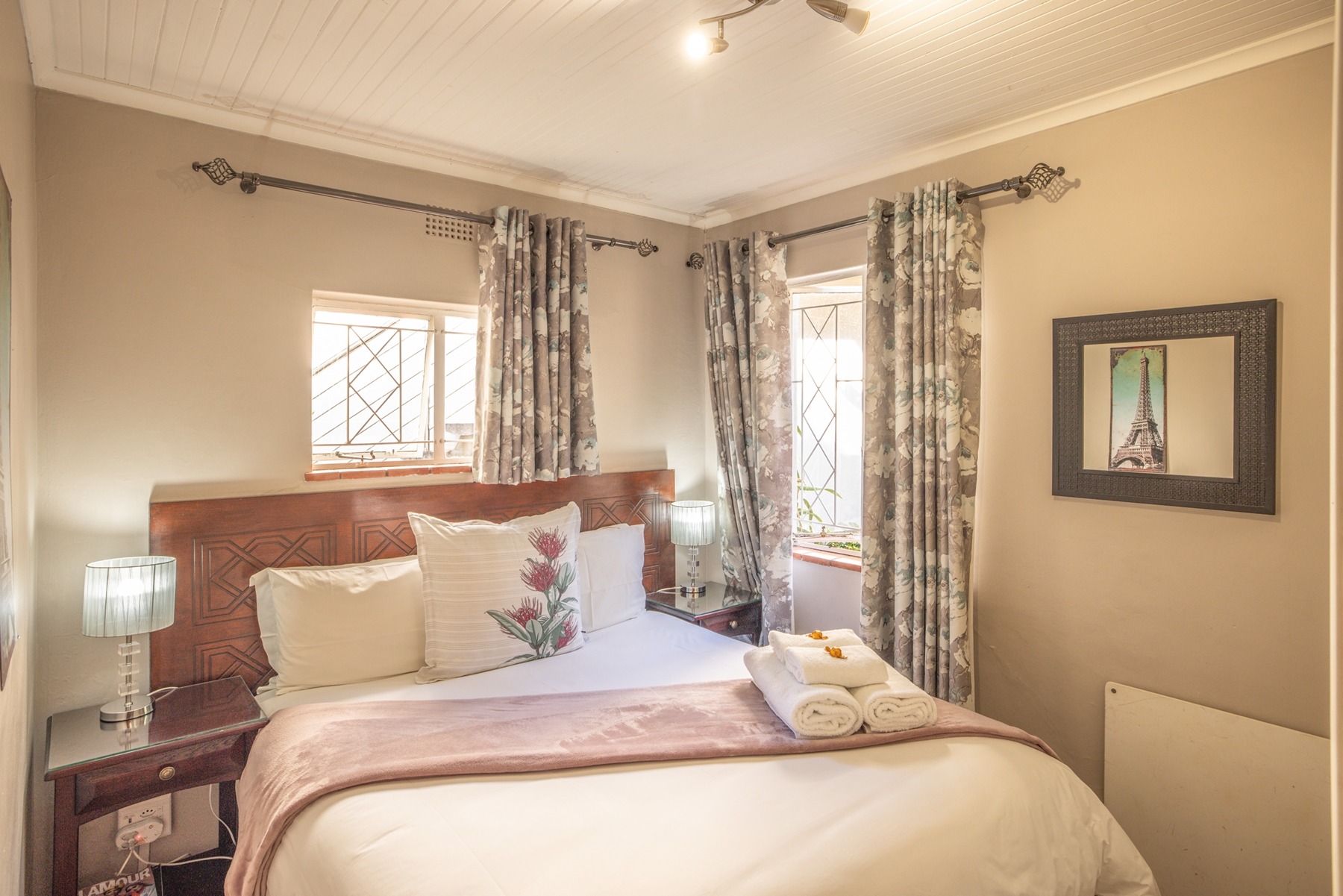 9.cottage_bedroom.jpg Cottage bedroom